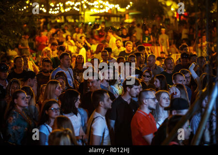 KIEV-11 luglio,2018: grande gruppo di giovani sulla festa festival musicale estivo Bazar Foto Stock