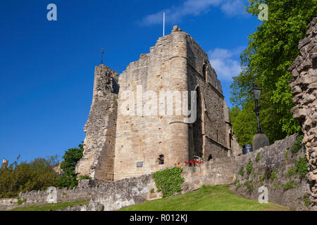 Vista estiva della rovina tenere in pietra di Knaresborough Castle, una volta una fortezza medievale, ora una popolare attrazione turistica in questa città dello Yorkshire Foto Stock