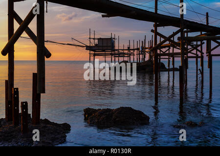 Il tradizionale trabocco, utilizzato per la pesca, al tramonto nella Riserva Naturale Regionale di Punta Aderci, Abruzzo, Italia, Europa Foto Stock