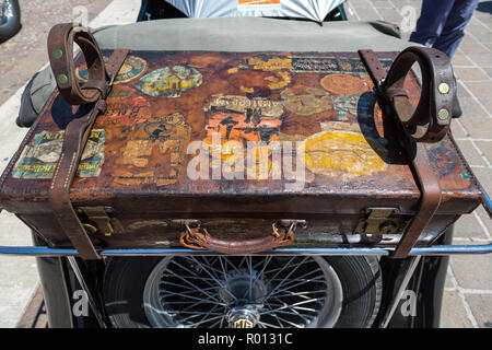 Vecchio viaggiare, bagagliaio sul retro di un'auto d'epoca Foto Stock