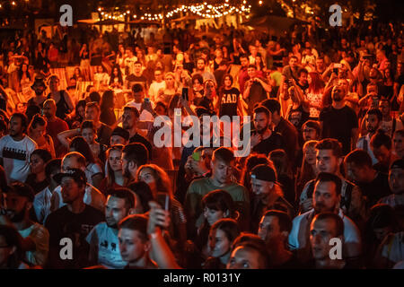 KIEV-11 luglio,2018: un gruppo di giovani felici hanno ascolto di musica summer festival Bazar nel night club.Concerto folla sulla pista da ballo ascoltare famosi Foto Stock