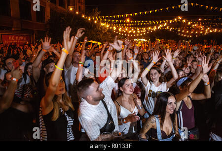 KIEV-11 luglio,2018: un gruppo di appassionati di musica agitando mani al musicista preferito sul palco ad un festival estivo.concerto pubblico sulla festa evento di intrattenimento Foto Stock