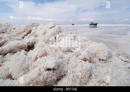 Febbraio 24, 2010 - Salar de Uyuni - Bolivia: dipendenti dal Comibol, Bolivia la società mineraria statale, sul posto di lavoro a un impianto sperimentale per la estrazione di litio nel Salar de Uyuni. Questo grande deserto sale detiene oltre il 50% di tutto il mondo le riserve di litio. Des travailleurs de la Compagnie nationale bolivienne pour les mines Comibol au travail dans le Salar de Uyuni, Onu immenso deserto de sel qui abrite plus de 50% des si riserva Mondiales de litio. *** La Francia / NESSUNA VENDITA A MEDIA FRANCESI *** Foto Stock