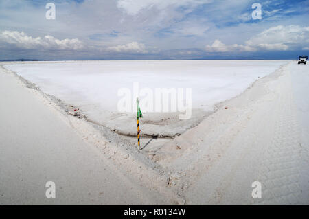 Febbraio 24, 2010 - Salar de Uyuni - Bolivia: dipendenti dal Comibol, Bolivia la società mineraria statale, sul posto di lavoro a un impianto sperimentale per la estrazione di litio nel Salar de Uyuni. Questo grande deserto sale detiene oltre il 50% di tutto il mondo le riserve di litio. Des travailleurs de la Compagnie nationale bolivienne pour les mines Comibol au travail dans le Salar de Uyuni, Onu immenso deserto de sel qui abrite plus de 50% des si riserva Mondiales de litio. *** La Francia / NESSUNA VENDITA A MEDIA FRANCESI *** Foto Stock