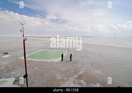 Febbraio 24, 2010 - Salar de Uyuni, Bolivia: i lavoratori nei pressi di una piscina nel Salar de Uyuni sale, i campi che sono utilizzati per raccogliere il litio dalla evaporazione della salamoia appena sotto la crosta. Questo grande deserto sale detiene oltre il 50% di tutto il mondo le riserve di litio. Des travailleurs de la Compagnie nationale bolivienne pour les mines Comibol au travail dans le Salar de Uyuni, Onu immenso deserto de sel qui abrite plus de 50% des si riserva Mondiales de litio. *** La Francia / NESSUNA VENDITA A MEDIA FRANCESI *** Foto Stock
