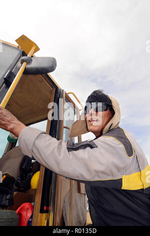 Febbraio 24, 2010 - Salar de Uyuni - Bolivia: dipendenti dal Comibol, Bolivia la società mineraria statale, sul posto di lavoro a un impianto sperimentale per la estrazione di litio nel Salar de Uyuni. Questo grande deserto sale detiene oltre il 50% di tutto il mondo le riserve di litio. Des travailleurs de la Compagnie nationale bolivienne pour les mines Comibol au travail dans le Salar de Uyuni, Onu immenso deserto de sel qui abrite plus de 50% des si riserva Mondiales de litio. *** La Francia / NESSUNA VENDITA A MEDIA FRANCESI *** Foto Stock