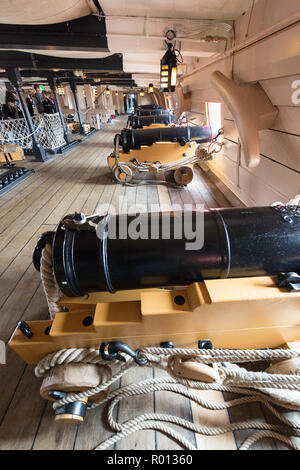 La HMS Victory, Lord Nelson nave ammiraglia nella Battaglia di Trafalgar, ora un museo nave in Portsmouth, Inghilterra. Foto Stock