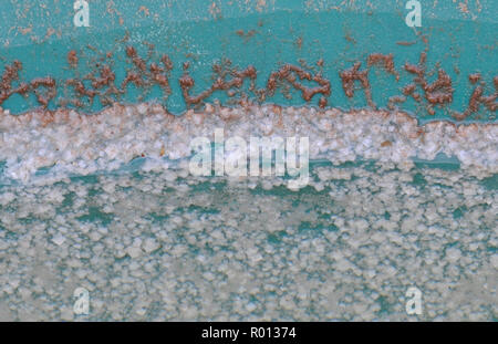 Febbraio 24, 2010 - Salar de Uyuni - Bolivia: ritratto di close-up di evaporazione (salamoia satura di acqua con sale ricche di deposito di litio) raccolti dai lavoratori il boliviano società mineraria statale. Questo grande deserto sale detiene oltre il 50% di tutto il mondo le riserve di litio. Des travailleurs de la Compagnie nationale bolivienne pour les mines Comibol au travail dans le Salar de Uyuni, Onu immenso deserto de sel qui abrite plus de 50% des si riserva Mondiales de litio. *** La Francia / NESSUNA VENDITA A MEDIA FRANCESI *** Foto Stock