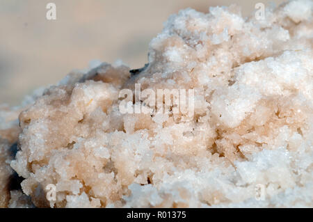 Febbraio 24, 2010 - Salar de Uyuni - Bolivia: Close up di strati di crosta di sale raccolto dai lavoratori il boliviano società mineraria statale.questo grande deserto sale detiene oltre il 50% di tutto il mondo le riserve di litio. Des travailleurs de la Compagnie nationale bolivienne pour les mines Comibol au travail dans le Salar de Uyuni, Onu immenso deserto de sel qui abrite plus de 50% des si riserva Mondiales de litio. *** La Francia / NESSUNA VENDITA A MEDIA FRANCESI *** Foto Stock