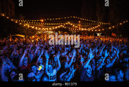 KIEV-11 luglio,2018: gran concerto folla party per i festival estivi di musica Bazar.Gruppo di giovani ascoltare musicista preferito e wave con le mani per pop Foto Stock