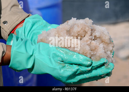 Febbraio 24, 2010 - Salar de Uyuni - Bolivia: dipendenti dal Comibol, Bolivia la società mineraria statale, sul posto di lavoro a un impianto sperimentale per la estrazione di litio nel Salar de Uyuni. Questo grande deserto sale detiene oltre il 50% di tutto il mondo le riserve di litio. Des travailleurs de la Compagnie nationale bolivienne pour les mines Comibol au travail dans le Salar de Uyuni, Onu immenso deserto de sel qui abrite plus de 50% des si riserva Mondiales de litio. *** La Francia / NESSUNA VENDITA A MEDIA FRANCESI *** Foto Stock