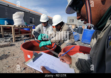 Febbraio 24, 2010 - Salar de Uyuni - Bolivia: dipendenti dal Comibol, Bolivia la società mineraria statale, sul posto di lavoro a un impianto sperimentale per la estrazione di litio nel Salar de Uyuni. Questo grande deserto sale detiene oltre il 50% di tutto il mondo le riserve di litio. Des travailleurs de la Compagnie nationale bolivienne pour les mines Comibol au travail dans le Salar de Uyuni, Onu immenso deserto de sel qui abrite plus de 50% des si riserva Mondiales de litio. *** La Francia / NESSUNA VENDITA A MEDIA FRANCESI *** Foto Stock