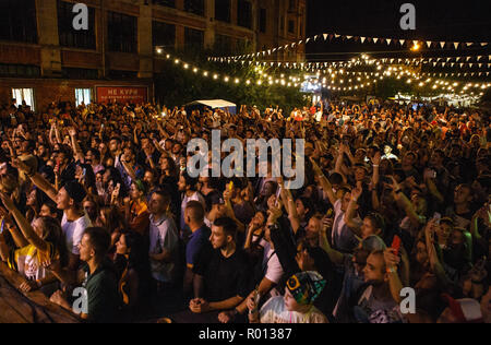 KIEV-11 luglio,2018: un gruppo di giovani sul festival musicale estivo Bazar. Grande folla ascoltando musicista preferito sul palco Foto Stock