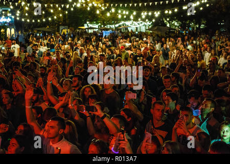 KIEV-11 luglio,2018: un gruppo di giovani parte sul festival musicale estivo Bazar all'aperto Foto Stock