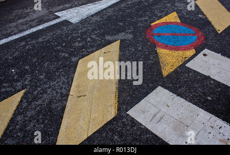 Immagine minimalista della segnaletica orizzontale su asfalto. Foto Stock