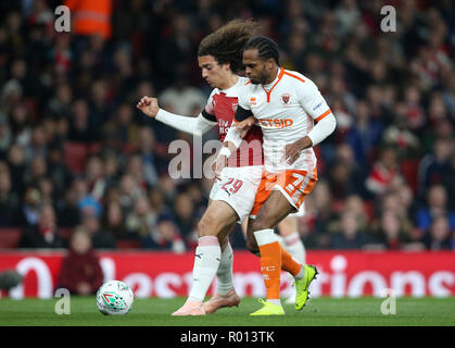 Dell'Arsenal Lucas Perez (sinistra) e Blackpool è Nathan Delfouneso battaglia per la sfera durante il Carabao Cup, quarto round corrispondono all'Emirates Stadium di Londra. Foto Stock