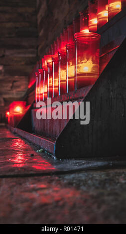 Vista a filo delle candele rosse nella chiesa di O Cebreiro. Modo di San Giacomo, il Camino de Santiago Foto Stock