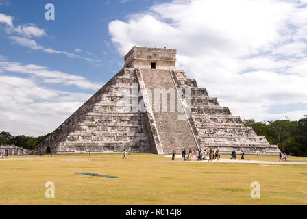 I turisti in vacanza a El Castillo, noto anche come tempio di Kukulcan, un passo-piramide a Chichen Itza, Messico. Foto Stock