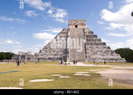 I turisti in vacanza a El Castillo, noto anche come tempio di Kukulcan, un passo-piramide a Chichen Itza, Messico. Foto Stock