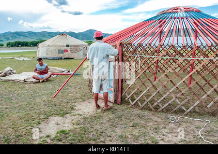 Khutag Ondor, Mongolia centrale - Luglio 17, 2010: nomadi costruire tradizionale yurta chiamato gers sulla centrale di steppa mongola vicino a Khutag Ondor village. Foto Stock
