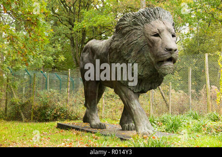 Statua di Lion / scultura per i visitatori, i passeggeri delle auto e dei driver per vedere in seguito al Safari Park trail route a Longleat Safari Park, Wiltshire, Regno Unito Foto Stock