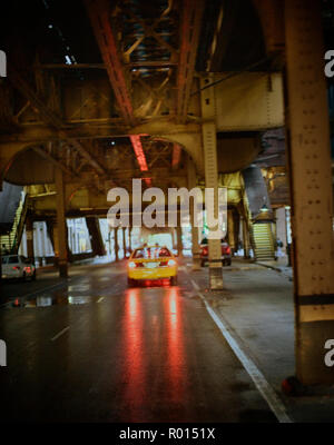 Vista di una cabina che si muove su una strada bagnata. Foto Stock
