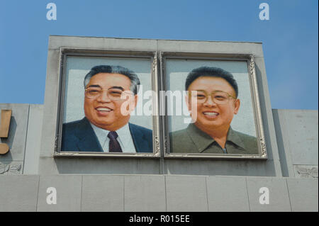 Pjoengjang, Corea del Nord, foto mosaico dell ex leader Kim Il Sung e Kim Jong Il Foto Stock