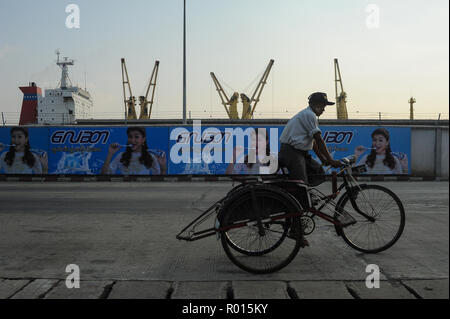 Yangon, Myanmar, Asia, risciò bicicletta al contenitore porta Foto Stock