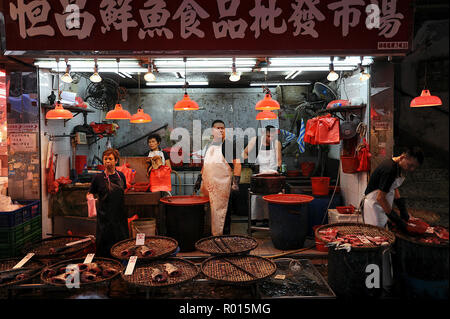 Hong Kong, Cina, venditore di pesce in Mong Kok Foto Stock