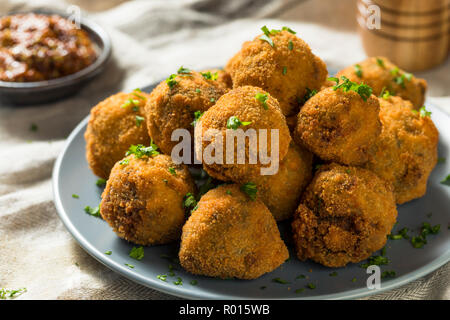 Fritte fatte in casa Bitterballen olandese con mostarda piccante Foto Stock