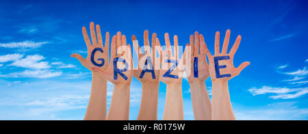 Molte mani edificio Grazie significa Grazie, cielo blu Foto Stock