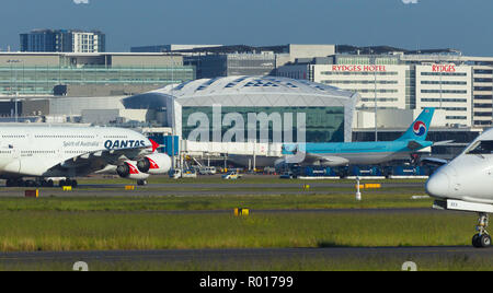 Dettaglio da Sydney (Kingsford Smith) Aeroporto di Sydney, Australia, guardando verso il terminal Internazionale sul lato occidentale dell'aeroporto. Foto Stock