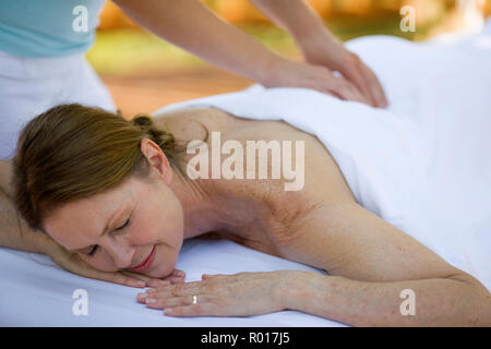 Una donna di ricevere un massaggio Foto Stock