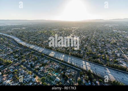 Tramonto vista aerea del percorso autostrada 405 attraversando la valle di San Fernando in Los Angeles, California. Foto Stock