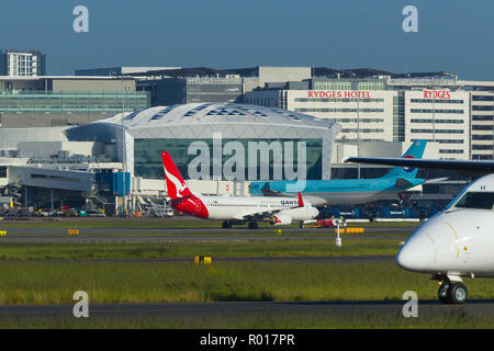 Dettaglio da Sydney (Kingsford Smith) Aeroporto di Sydney, Australia, guardando verso il terminal Internazionale sul lato occidentale dell'aeroporto. Foto Stock