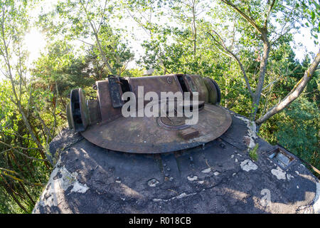 Abbandonata la torretta corazzata del telemetro della Marina Polacca di difesa costiera in artiglieria Hel, Polonia. Foto Stock