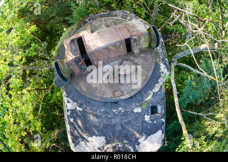 Abbandonata la torretta corazzata del telemetro della Marina Polacca di difesa costiera in artiglieria Hel, Polonia. Foto Stock