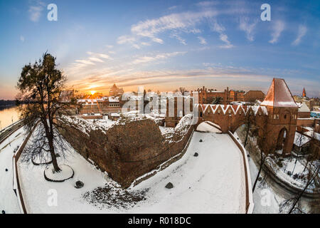 Tramonto in inverno antenna panorama elevati di rovine dell' Ordine Teutonico castello di Toruń (Polonia). Foto Stock