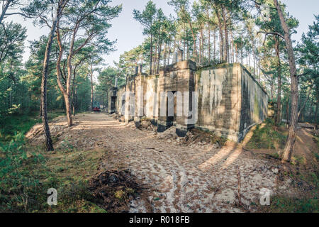 Ex-Nazi difesa costiera di artiglieria pesante munizioni bunker, ora sede del museo delle ferrovie di Hel. Foto Stock