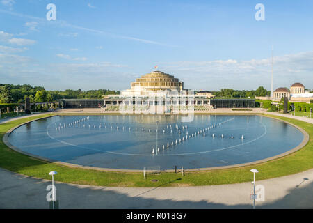 Centennial Hall complesso con pergola e la sua fontana multimediale a Wroclaw in Polonia. Foto Stock