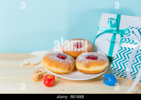 Simboli di hanukkah su sfondo blu Foto Stock