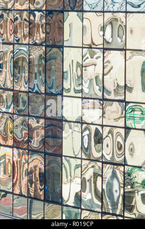 Elevazione di vetro di un moderno-classe edificio per uffici a Wrocław, Polonia. Foto Stock
