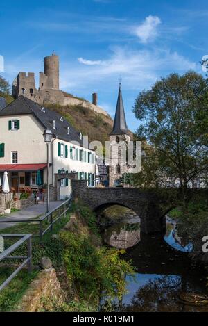 GERMAV, MONREAL. La piccola città, dominata dal castello Loewenburg è uno dei più panoramici sui monti Eifel. Foto Stock