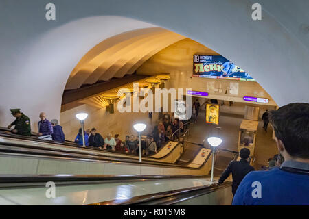 18 Settembre 2018: San Pietroburgo, Russia - scale mobili nella stazione Sportivnaya sulla San Pietroburgo Metro. Foto Stock