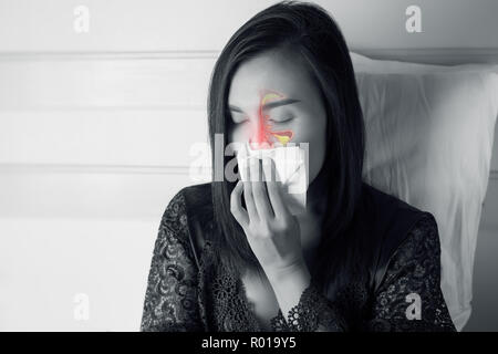 Donne senso di malessere e seni. La polvere di allergie. Influenza. Persone catturate freddo e allergia. Foto Stock
