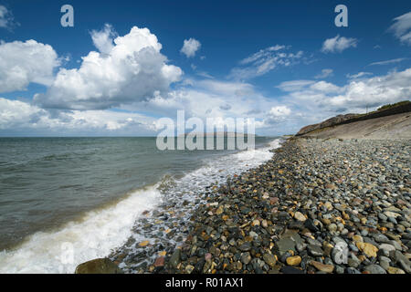 Vista dalla spiaggia Penmaenmawr guardando verso Great Orme la testa Llandudno sulla costa settentrionale del Galles REGNO UNITO Foto Stock