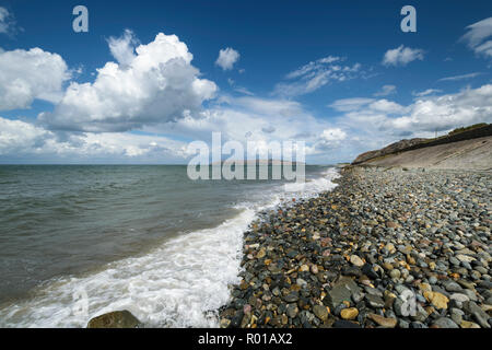 Vista dalla spiaggia Penmaenmawr guardando verso Great Orme la testa Llandudno sulla costa settentrionale del Galles REGNO UNITO Foto Stock