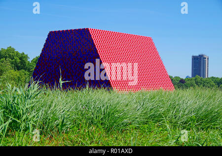 La Mastaba di Londra, un ambientale opera d'arte, 7506 dipinto di fusti di olio galleggiante sul lago a serpentina in Hyde Park, Londra. Foto Stock