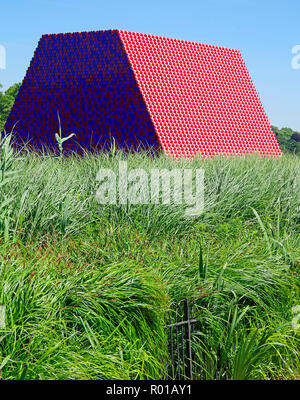 La Mastaba di Londra, un ambientale opera d'arte, 7506 dipinto di fusti di olio galleggiante sul lago a serpentina in Hyde Park, Londra. Foto Stock