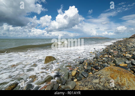 Vista dalla spiaggia Penmaenmawr guardando verso Great Orme la testa Llandudno sulla costa settentrionale del Galles REGNO UNITO Foto Stock